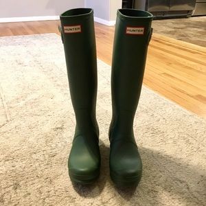 Hunter original tall boots in hunter green, size 8